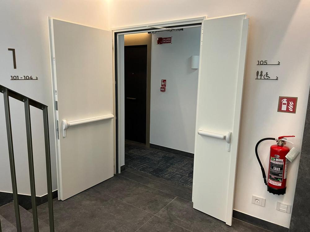 1000x750-2137_7133_318868 porta elite premio a doppia anta con maniglioni antipanico tipo touch