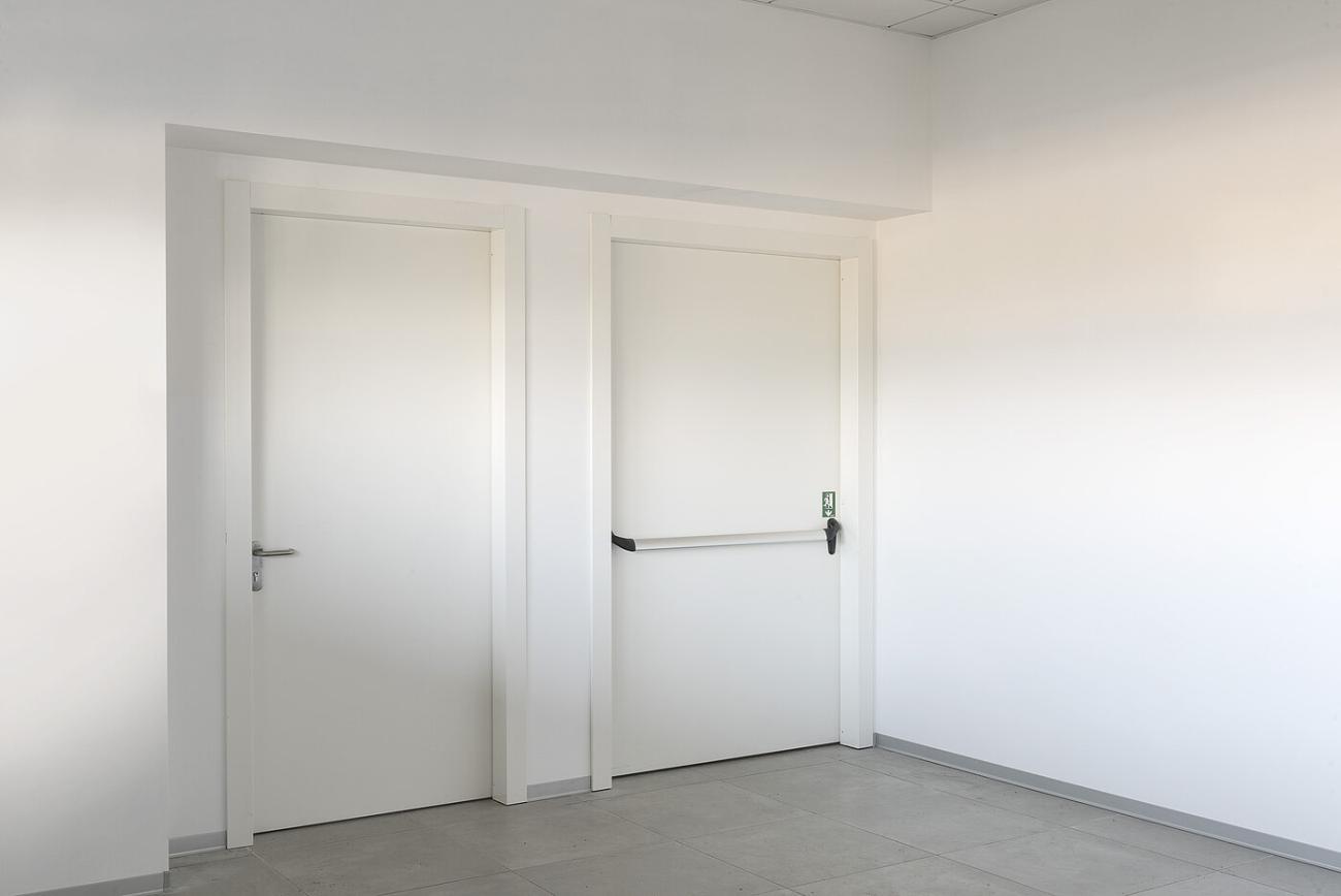 1300x975-2137_7133_323172 porta elite premio con imbotte di finitura muro e maniglione antipanico novoguard